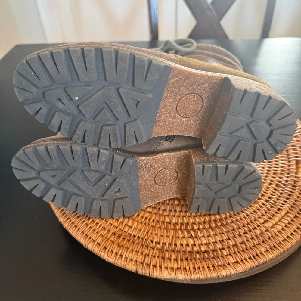 Element Lace-Up Boots in Brown and Tan size 8 wide - Picture 8 of 12